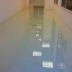 Revestimento e pintura de piso com resina epóxi Revestimento e pintura de piso com resina epóxi